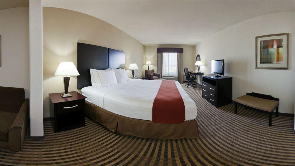 Holiday Inn Express & Suites Brady By Ihg Extérieur photo