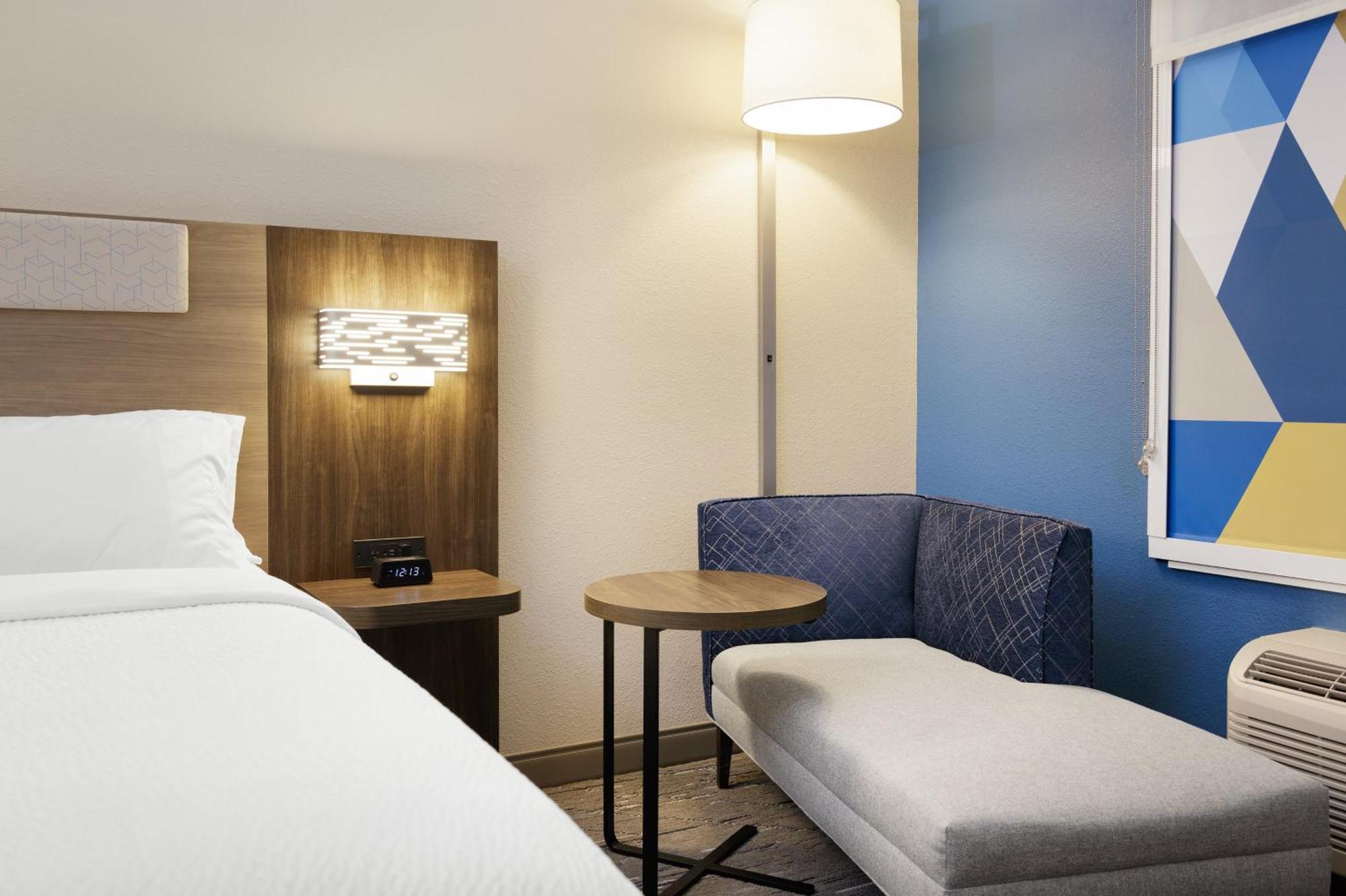Holiday Inn Express & Suites Brady By Ihg Extérieur photo