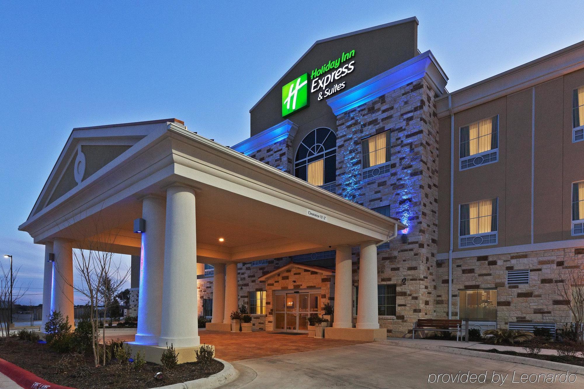 Holiday Inn Express & Suites Brady By Ihg Extérieur photo