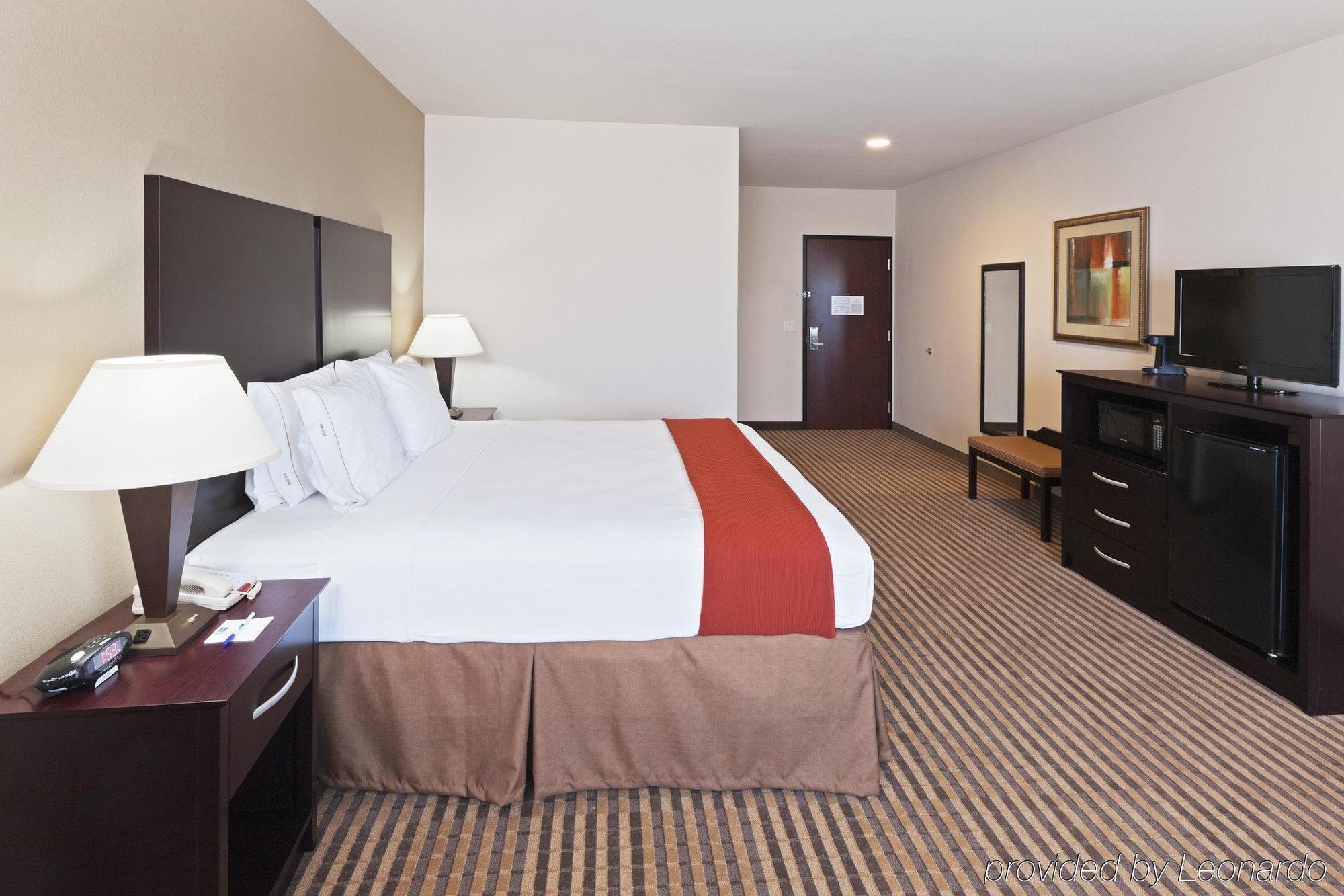 Holiday Inn Express & Suites Brady By Ihg Chambre photo