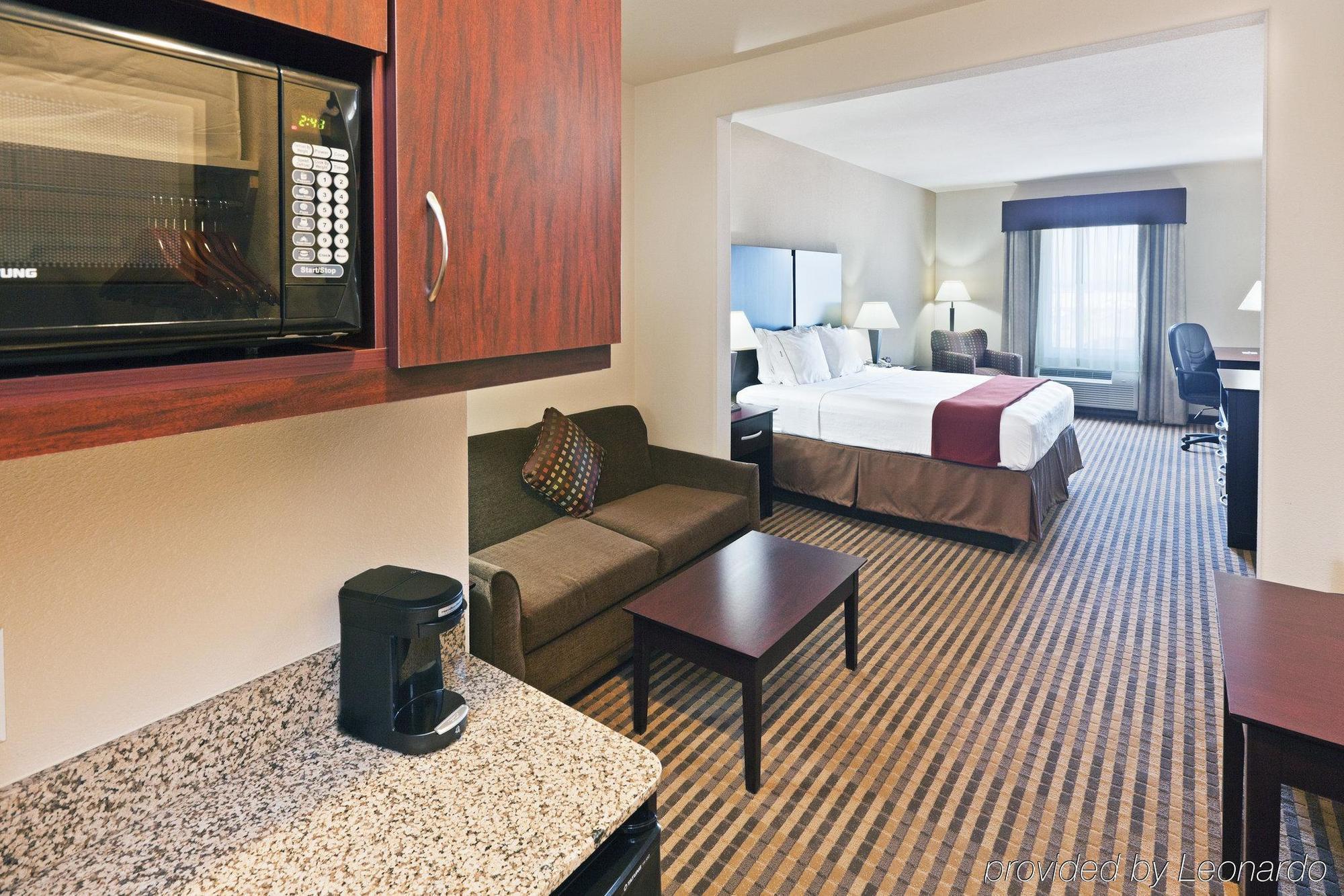 Holiday Inn Express & Suites Brady By Ihg Chambre photo