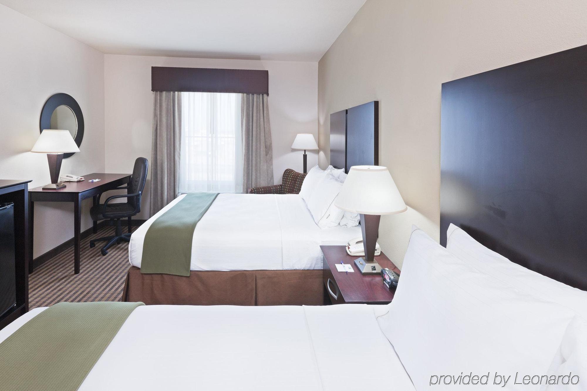 Holiday Inn Express & Suites Brady By Ihg Chambre photo