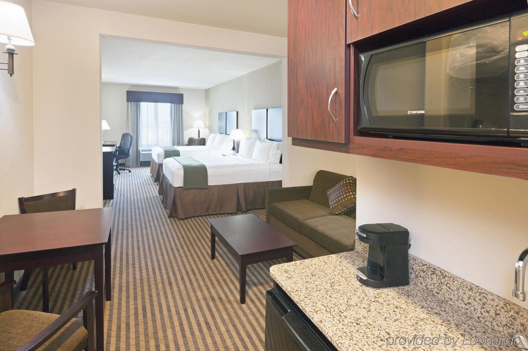 Holiday Inn Express & Suites Brady By Ihg Chambre photo