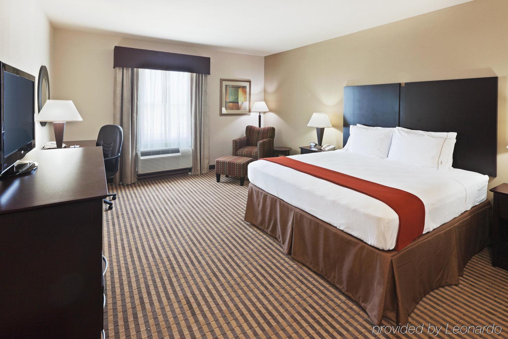 Holiday Inn Express & Suites Brady By Ihg Chambre photo