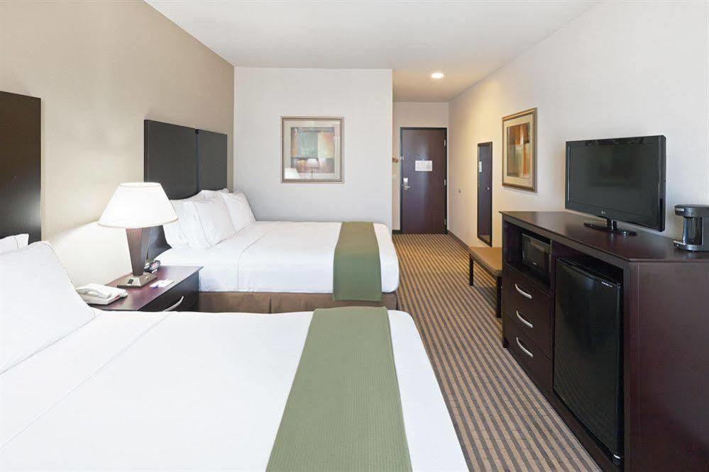 Holiday Inn Express & Suites Brady By Ihg Extérieur photo